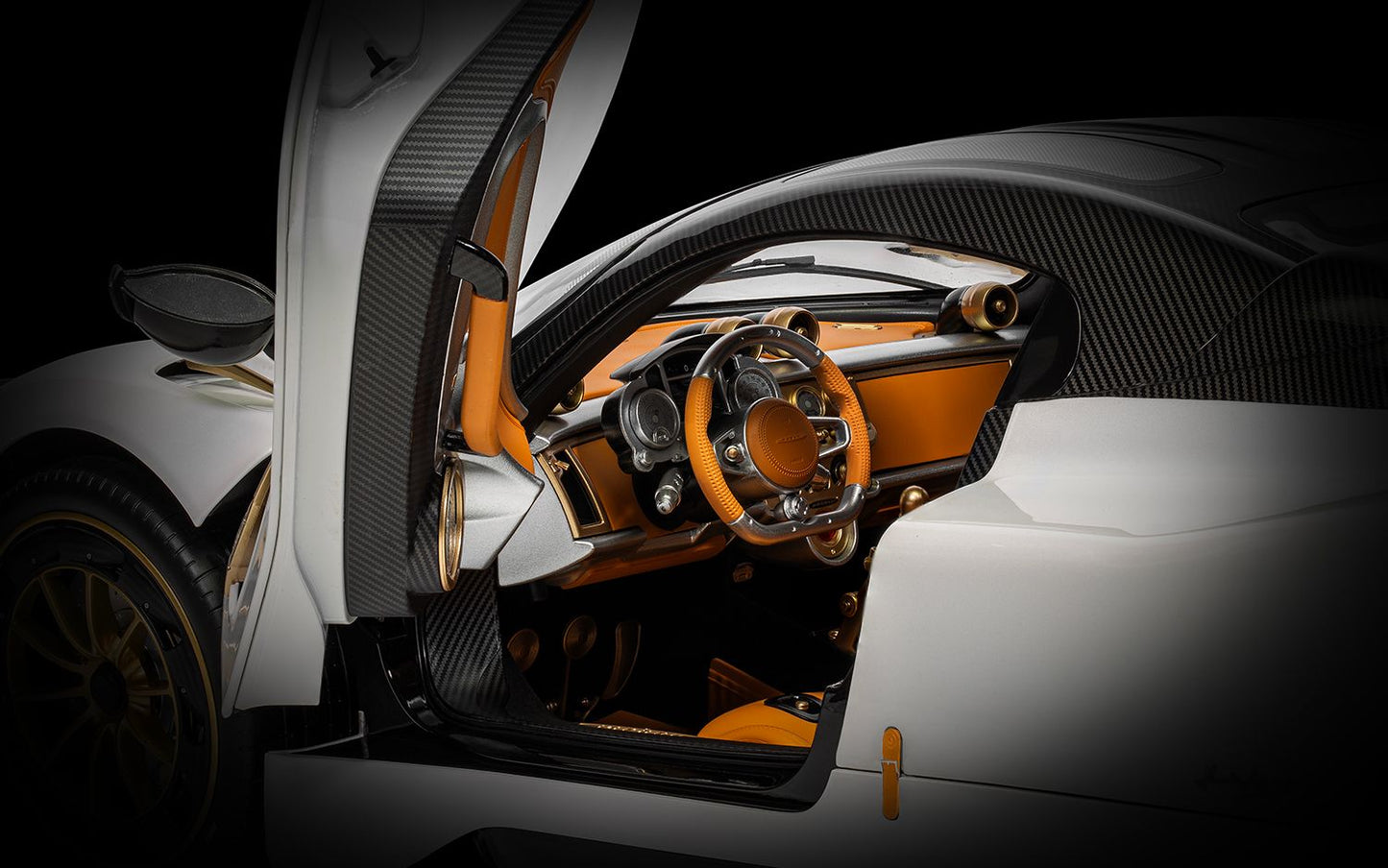 Pagani Utopia Coupé - Bianco Perla - 1:8 Scale DIECAST KIT