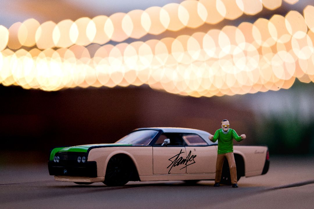 Jada 1/24 "Hollywood Rides" 1963 Lincoln Continental with Stan Lee