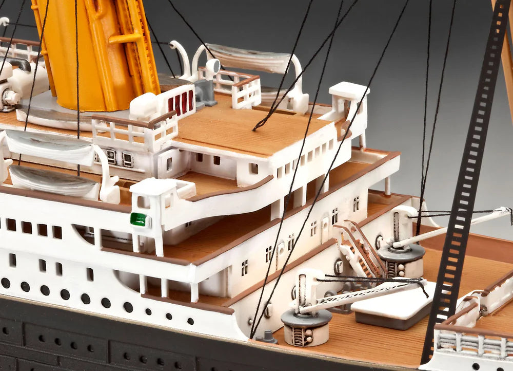 1:400 R.M.S. Titanic 100th Anniversary Gift Set