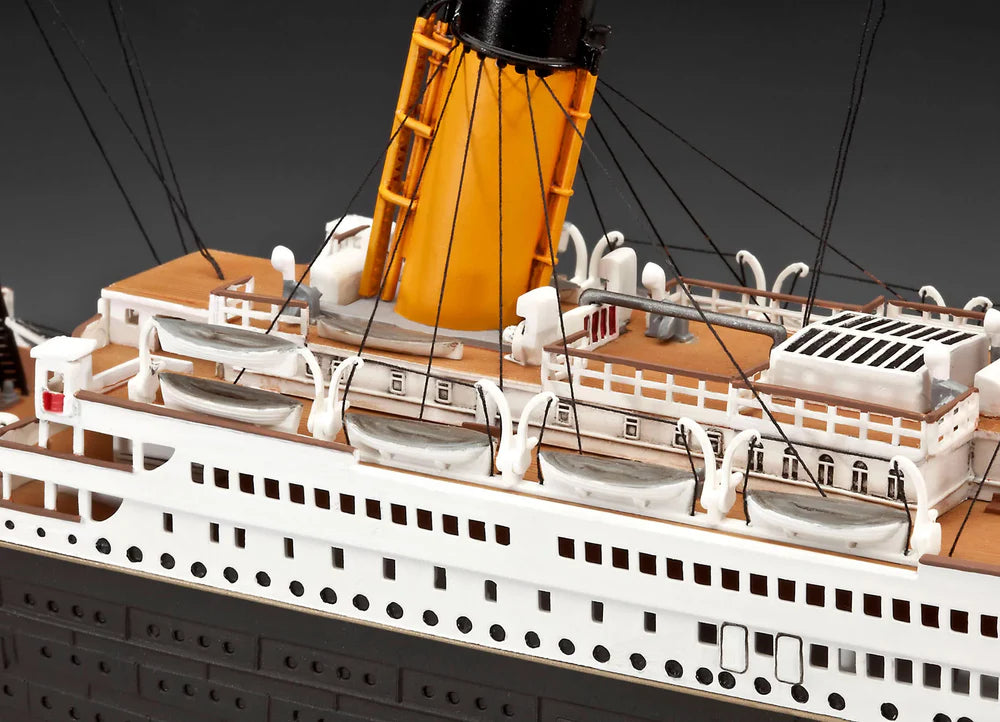 1:400 R.M.S. Titanic 100th Anniversary Gift Set