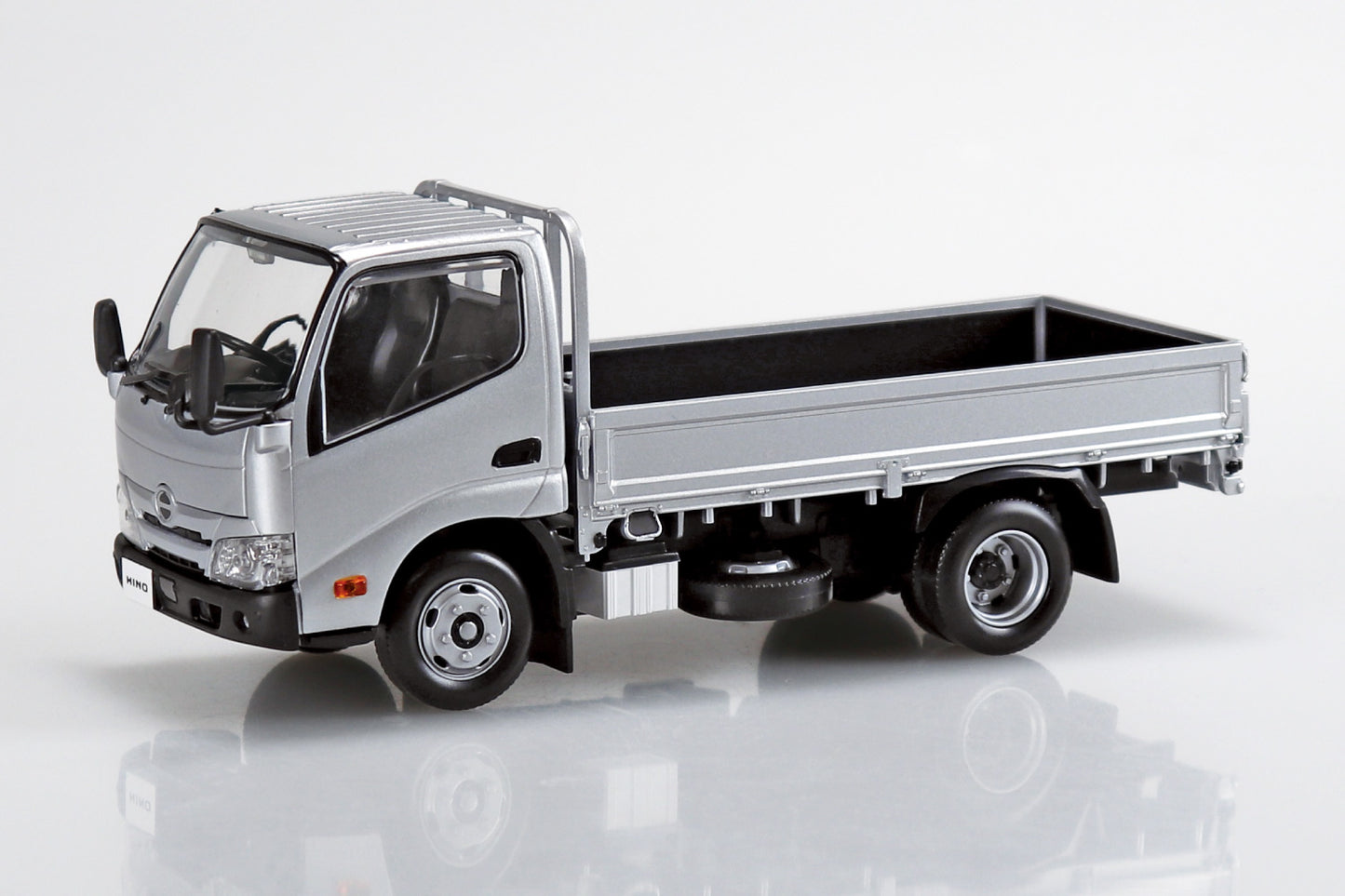 1/32 SNAP KIT Hino Dutro Truck (Sliver)