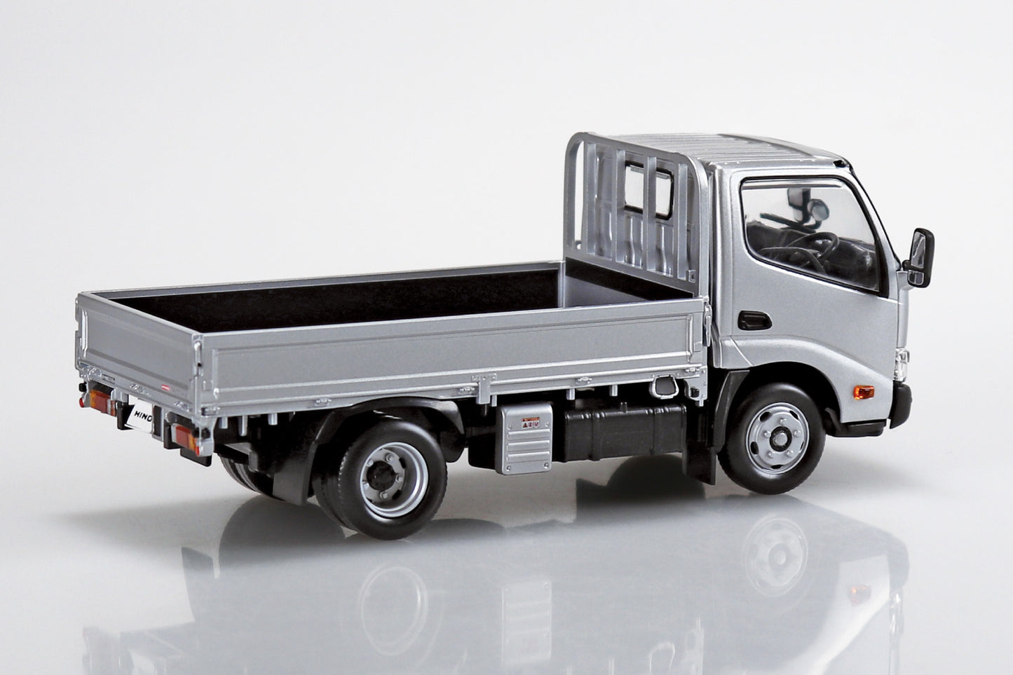 1/32 SNAP KIT Hino Dutro Truck (Sliver)