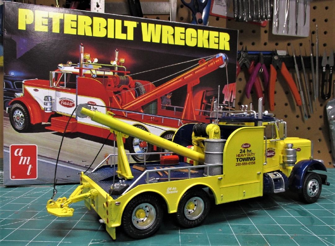 1/25 Model Kit Peterbilt 359 Wrecker (Level 3)