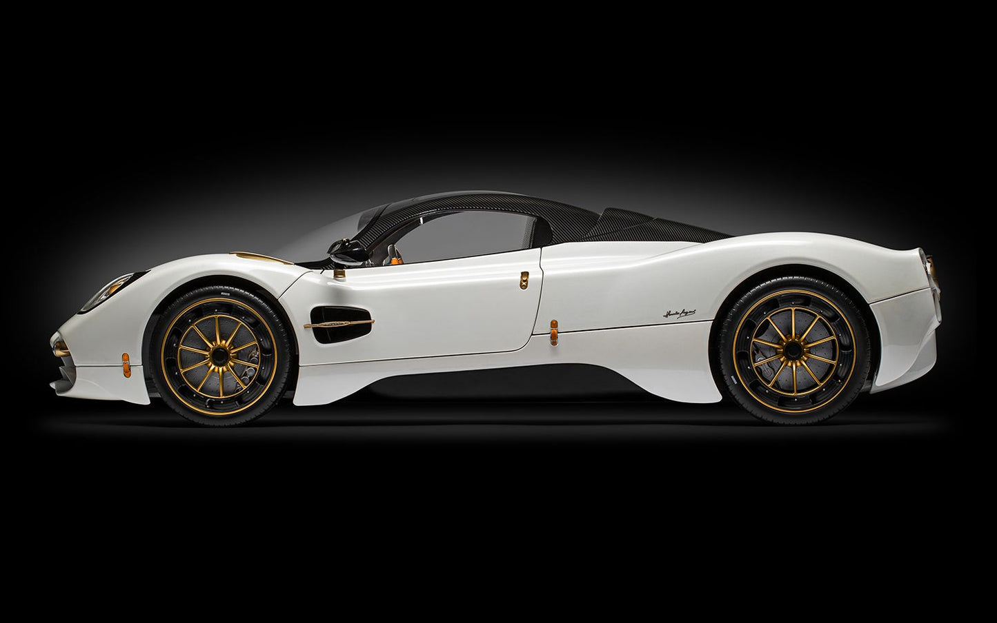 Pagani Utopia Coupé - Bianco Perla - 1:8 Scale DIECAST KIT