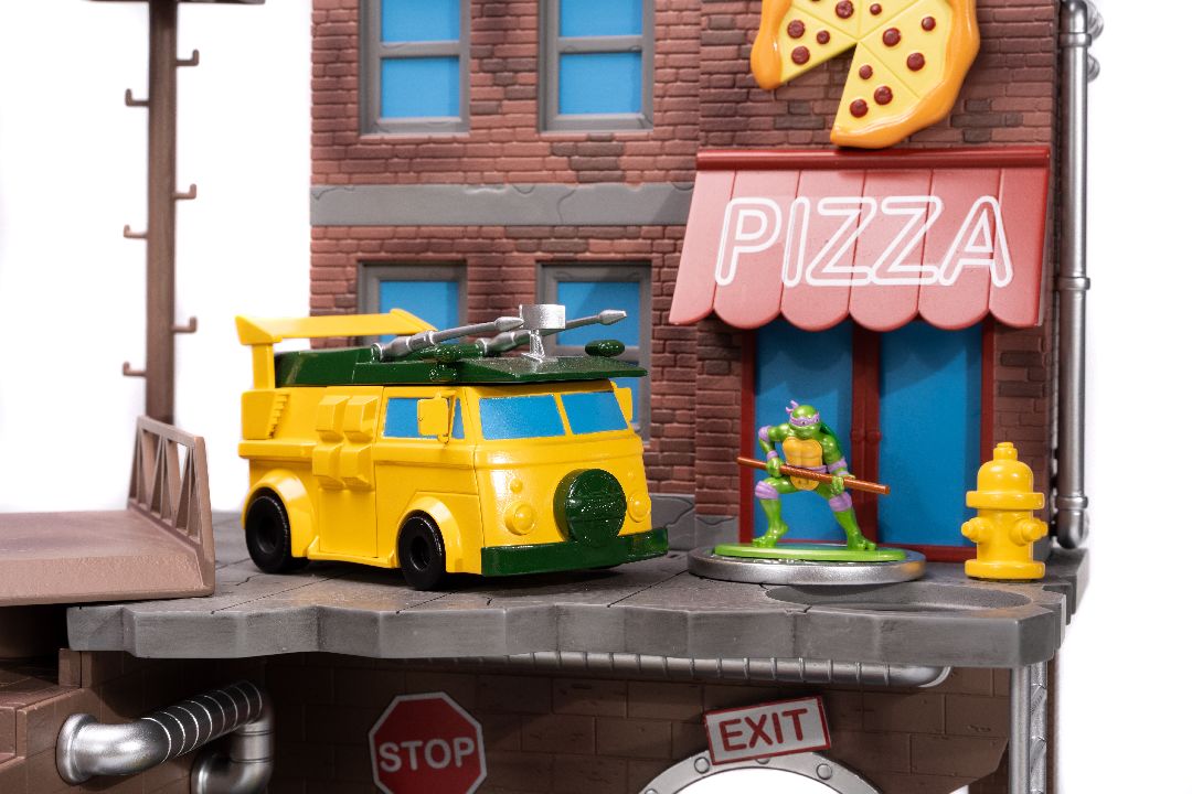 Nano Scene TMNT Turtle Lair with 4 Figures