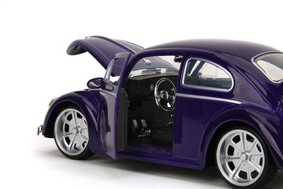 1/24 "Hollywood Rides" 1959 VW Beetle w/ Wednesday Addams