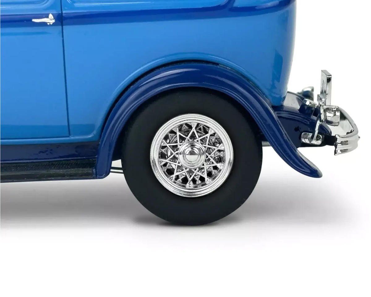 1/25 1932 Ford Tudor Sedan 2-in-1 Plastic Model Kit